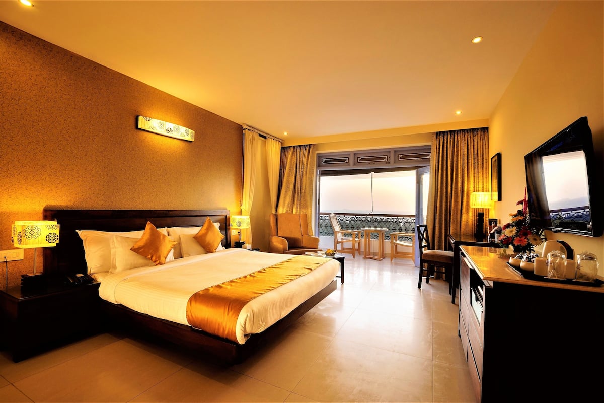 deluxe room | minibar, in-room safe, blackout curtains, iron/ironing board