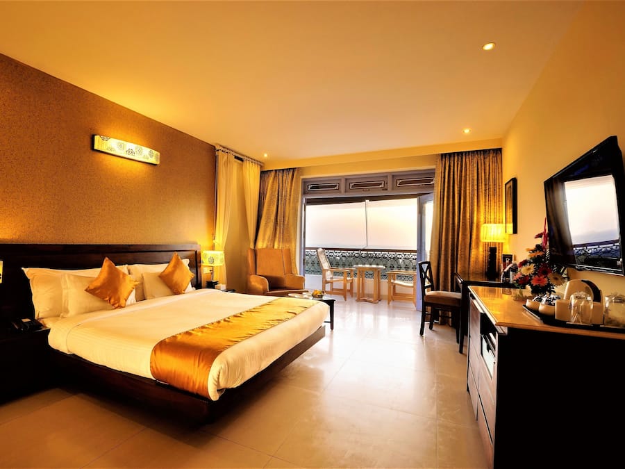 Deluxe Room | Minibar, in-room safe, blackout drapes, iron/ironing board