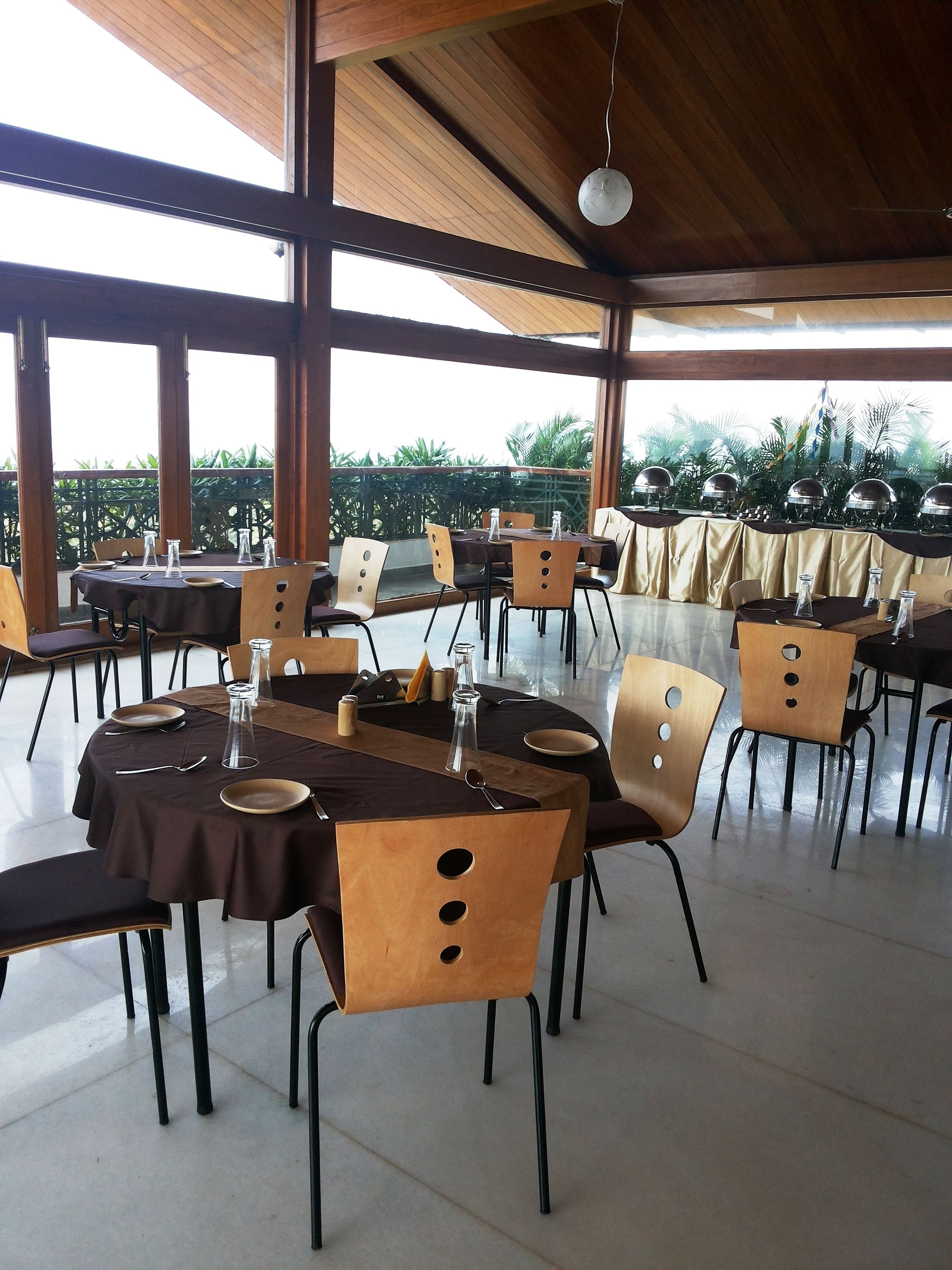 2 restaurants, breakfast, lunch, dinner served; international cuisine