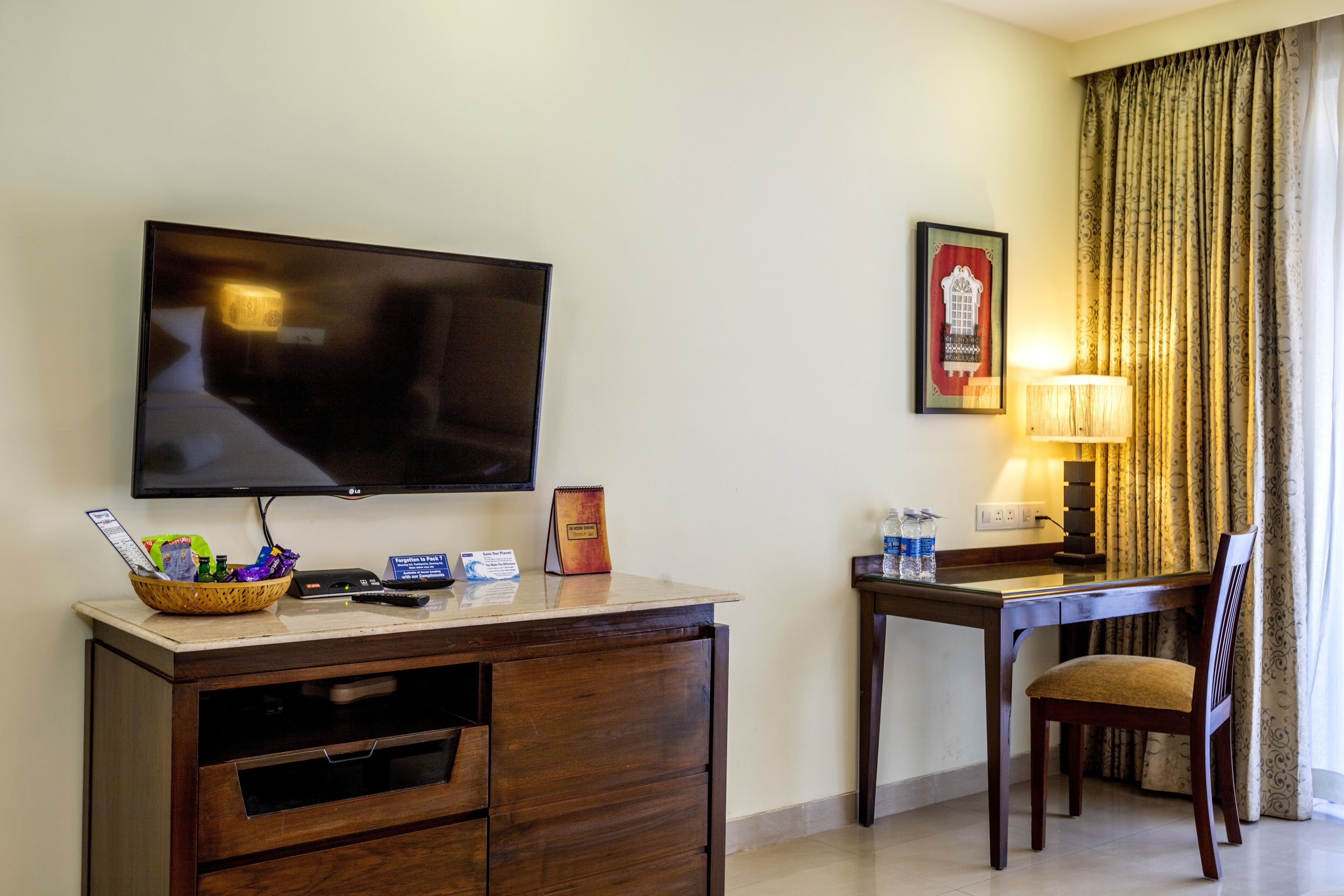 luxury room, city view | television