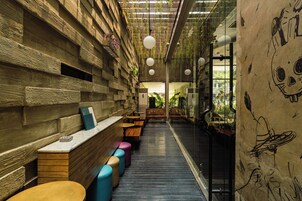 Melayani sarapan, makan siang, dan makan malam