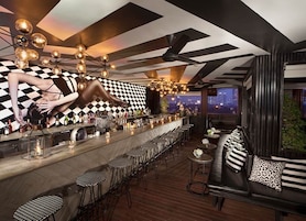 Melayani sarapan, makan siang, dan makan malam