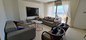 Exclusive Penthouse With Private Pool(Haekaliptus 1) | Área de estar | TV de tela plana, lareira