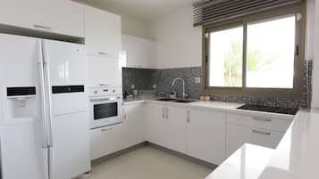 Apartment, 2 Bedrooms, Private Pool (Haekaliptus 6\2) | Cocina privada | Refrigerador con congelador, microondas y parrilla de estufa