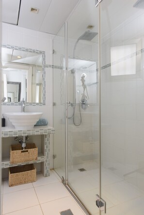 Bathroom shower - Amdar Holiday Apartments (Eilat)