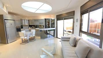 Departamento, 2 habitaciones (Private Garden- Shoham 2 ) | 2 habitaciones, tabla de planchar con plancha y wifi gratis