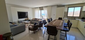 Exclusive Penthouse With Private Pool(Haekaliptus 1) | Área de estar | TV de tela plana, lareira