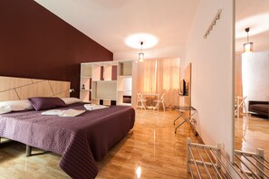 Studio | In-room safe, iron/ironing board, free cots/infant beds, free WiFi