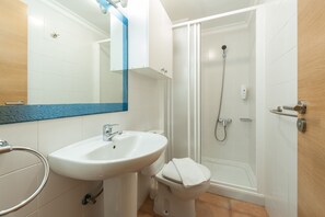 Studio | Bathroom | Shower, free toiletries, hair dryer, towels
