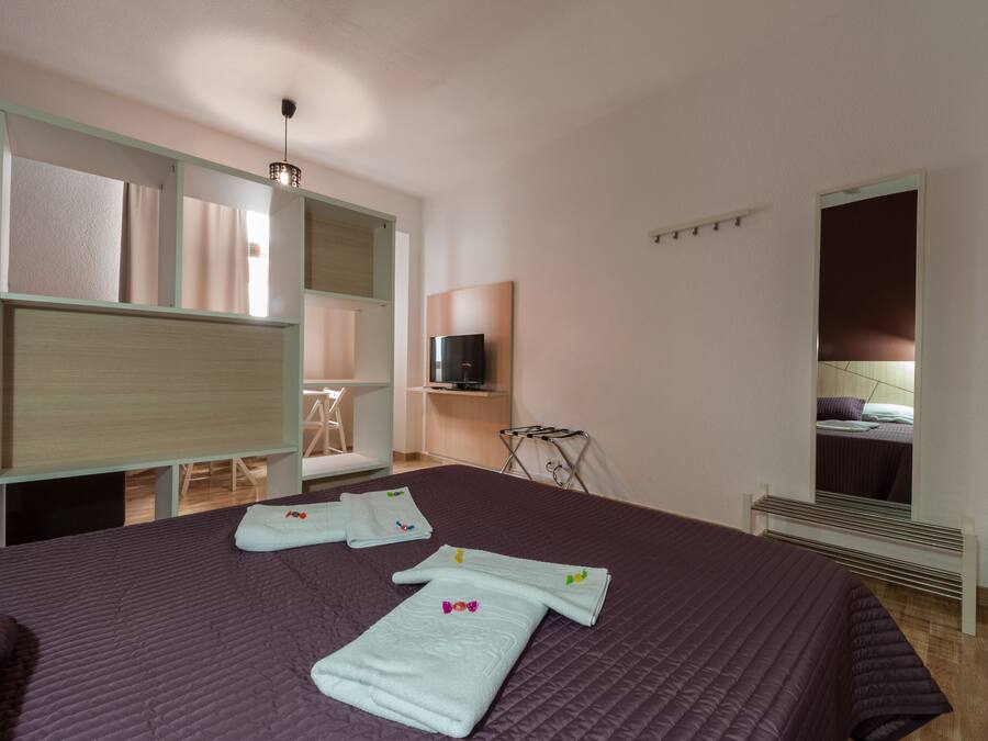 Studio | In-room safe, iron/ironing board, free cots/infant beds, free WiFi