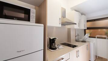 Studio | Private kitchen | Fridge, microwave, stovetop, coffee/tea maker