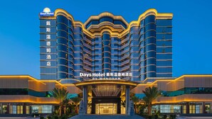 Un hotel de diseño moderno, con una entrada destacada y un letrero que indica que es un Days Hotel.