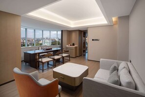 Suite, 1 King Bed, Non Smoking | Minibar, in-room safe, alarm clocks - Days Hotel by Wyndham Meizhou Meijiang (Meizhou)