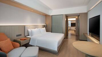 Minibar, brankas, dan jam alarm