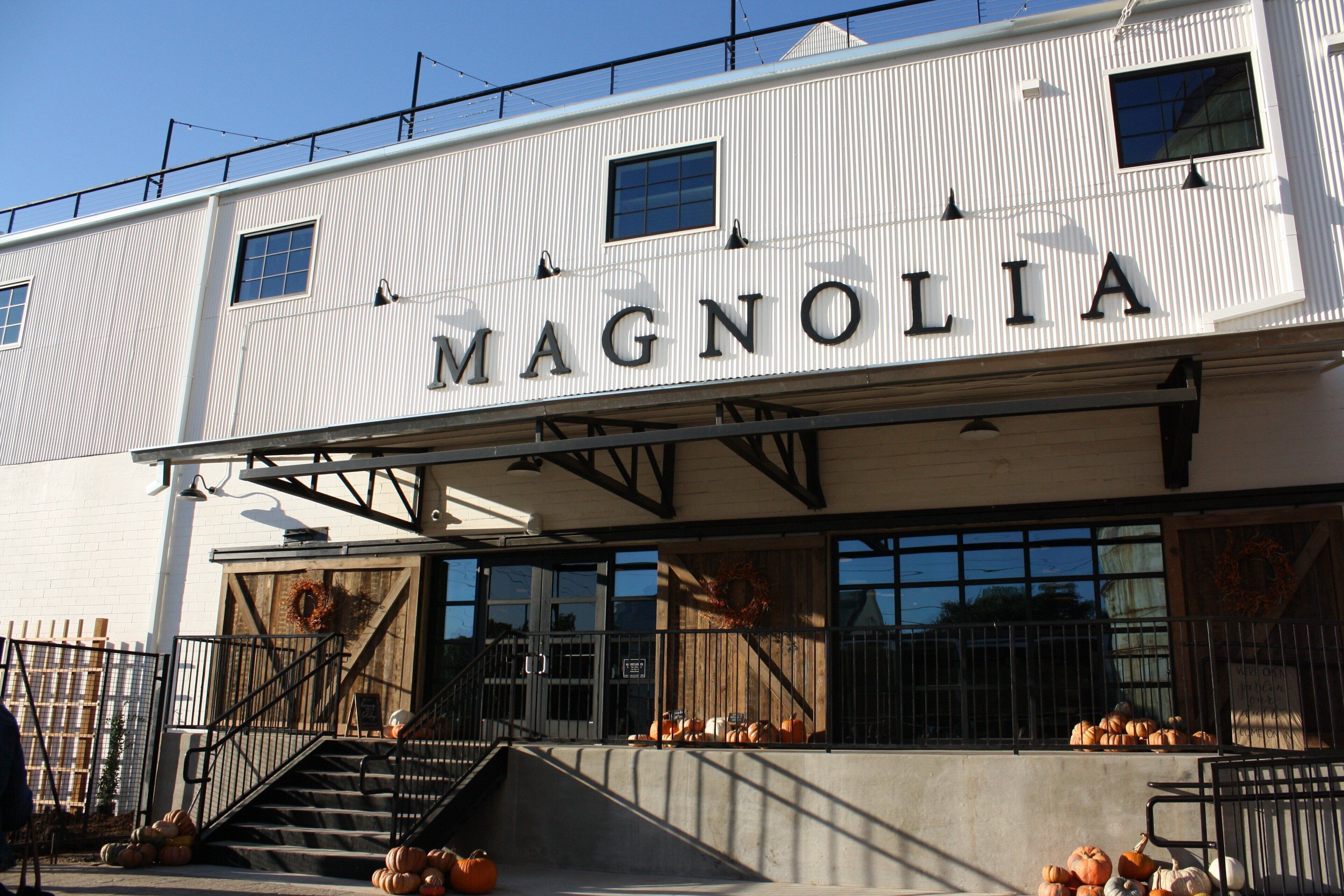 Un bâtiment sur lequel le nom « MAGNOLIA » est clairement affiché.