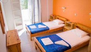 Desk, rollaway beds, free WiFi - Monolithos Hotel (Santorini)