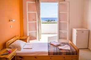 Desk, rollaway beds, free WiFi - Monolithos Hotel (Santorini)