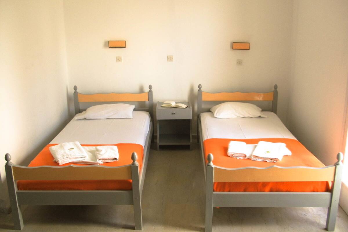 Quarto triplo, vista para o mar | Escrivaninha, camas extras/dobráveis (sobretaxa), Wi-Fi de cortesia