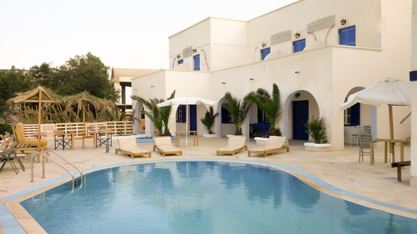 Outdoor pool, pool umbrellas, pool loungers - Monolithos Hotel (Santorini)