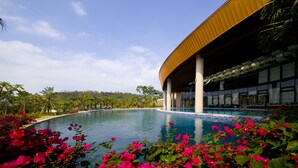 Outdoor pool - Lsland Skylight Resort (Huizhou)