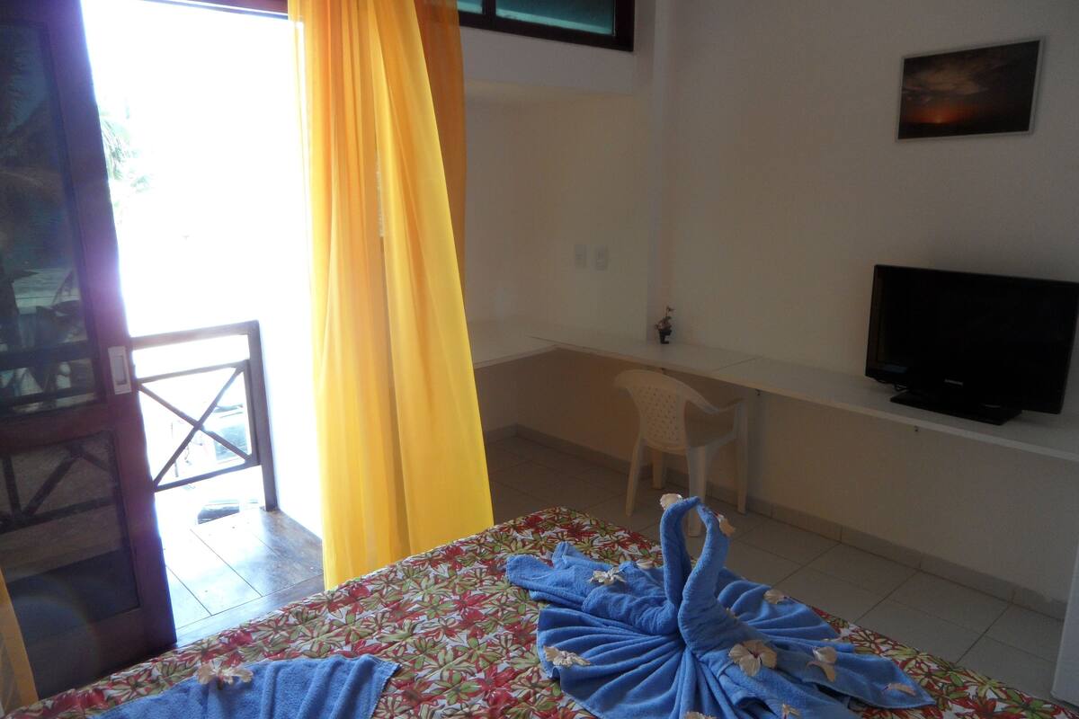 Quarto Duplo Com Varanda | Blackout drapes, cribs/infant beds, rollaway beds