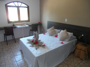 ダブルルーム バルコニー | 遮光カーテン、ベビーベッド、可動式ベッド