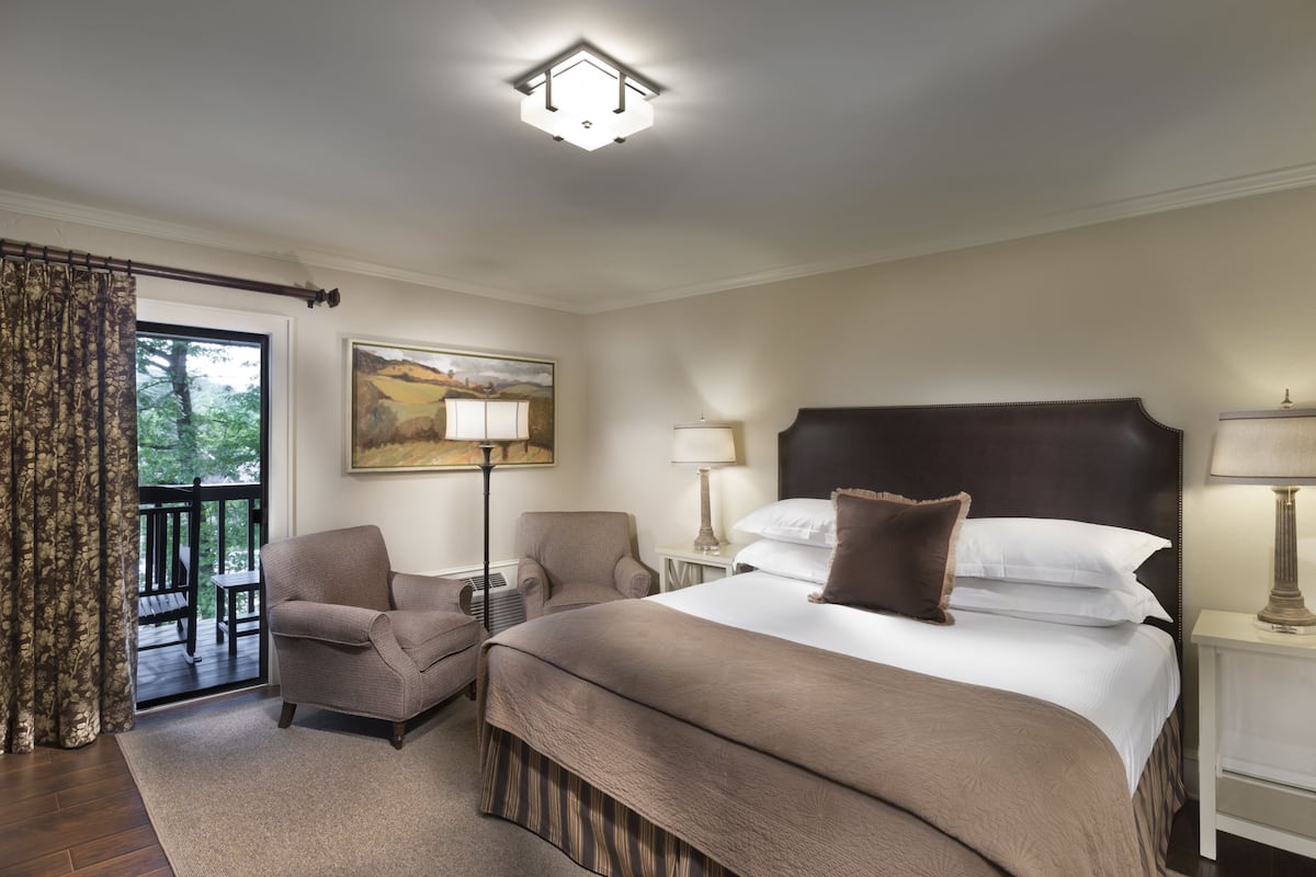 Basic Room, 1 King Bed, Balcony, City View (King, Balcony)