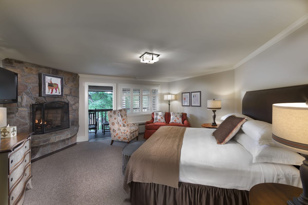 Superior Room, 1 King Bed, Balcony, City View (King, Balcony, Fireplace)
