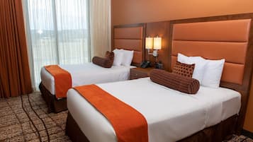 Suite, 2 Doppelbetten (Luxury Double Suite - Non Smoking) | 1 Schlafzimmer, Allergikerbettwaren, Zimmersafe, Schreibtisch