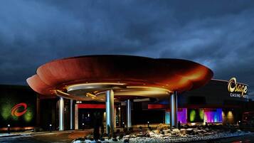 Majoituspaikan julkisivu illalla/yöllä