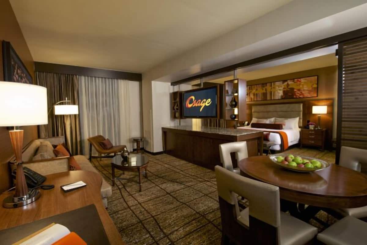 Hypo-allergenic bedding, in-room safe, desk, laptop workspace