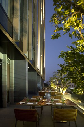 บริการอาหารเช้า อาหารกลางวัน และอาหารเย็น