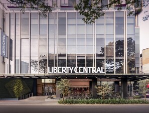 Un bâtiment moderne portant l’enseigne « LIBERTY CENTRAL », ce qui indique qu’il s’agit d’un hôtel ou d’un établissement similaire.