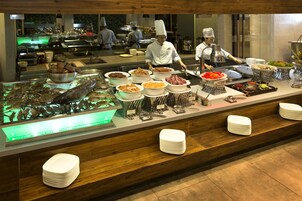 Un bufé con diferentes opciones de comida y una exhibición de mariscos.