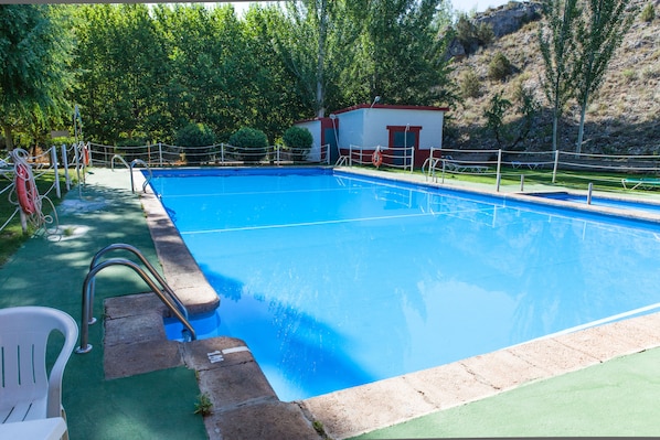 Innenpool, Außenpool (je nach Saison geöffnet)
