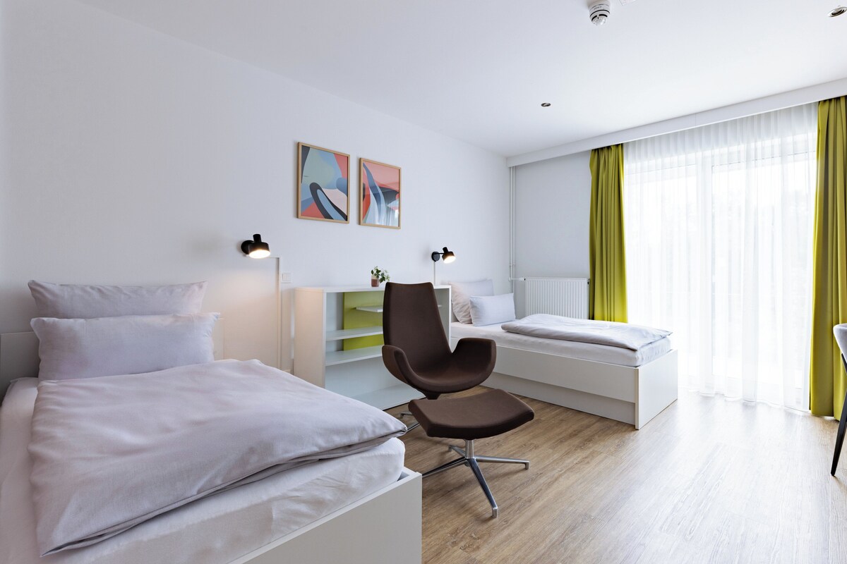 Studio, 2 enkeltsenger, balkong (Furnished Balcony) | Allergitestet sengetøy, safe på rommet, skrivebord og blendingsgardiner