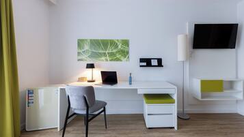 Een moderne, minimalistisch ingerichte kamer met een bureau, stoel en een wandgemonteerde flatscreen-televisie.