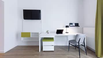 Quarto moderno e minimalista com escrivaninha branca, laptop, TV de tela plana e uma cadeira.