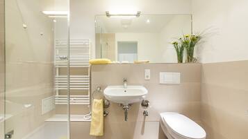 Dutxa, capçal de dutxa tipus cascada i articles de tocador gratuïts