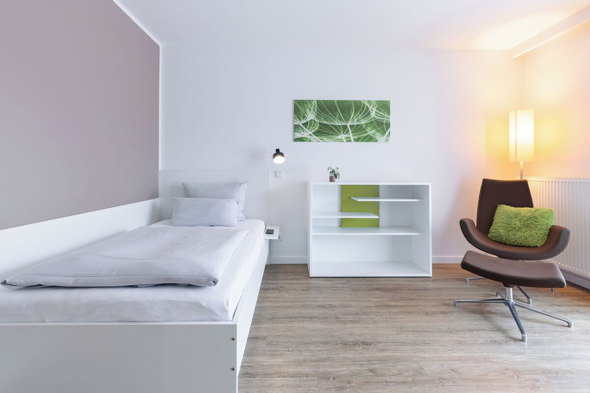Studio, 1 enkeltseng, balkong (Furnished Balcony) | Allergitestet sengetøy, safe på rommet, skrivebord og blendingsgardiner