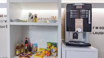 Una macchina da caffè con un menu e uno scaffale sopra che mostra diversi prodotti alimentari e condimenti.