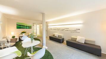 Coin salon dans le hall