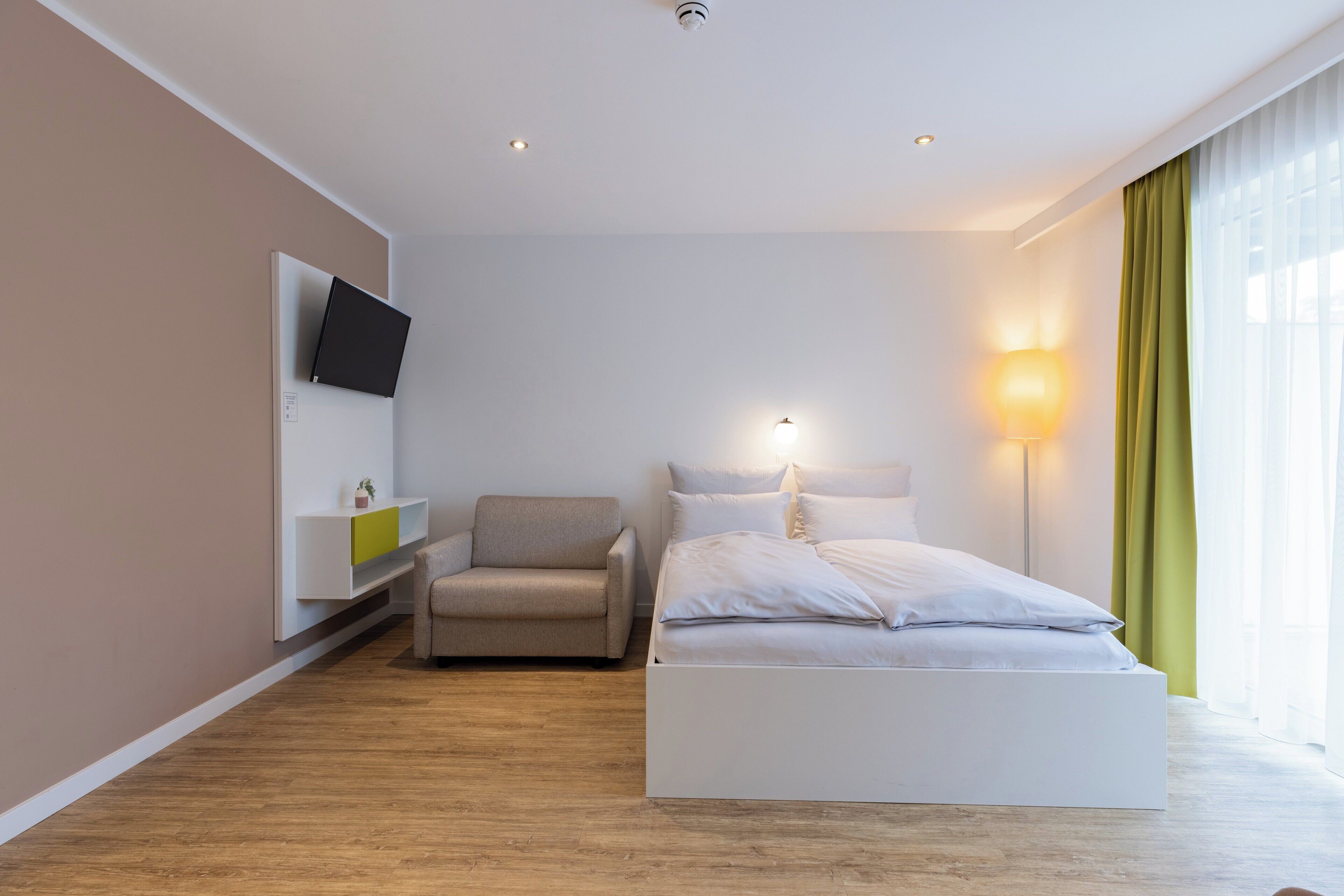 Hypo-allergenic bedding, in-room safe, desk, blackout curtains