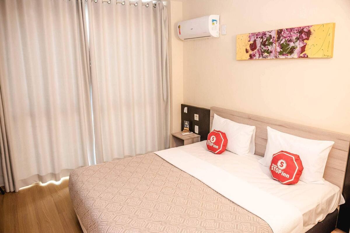 Frigobar, cofres nos quartos, escrivaninha, Wi-Fi de cortesia