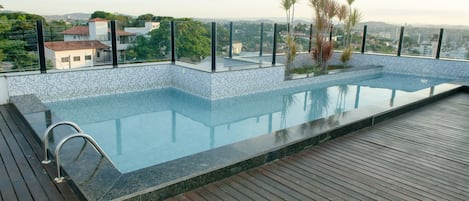 Una piscina al aire libre