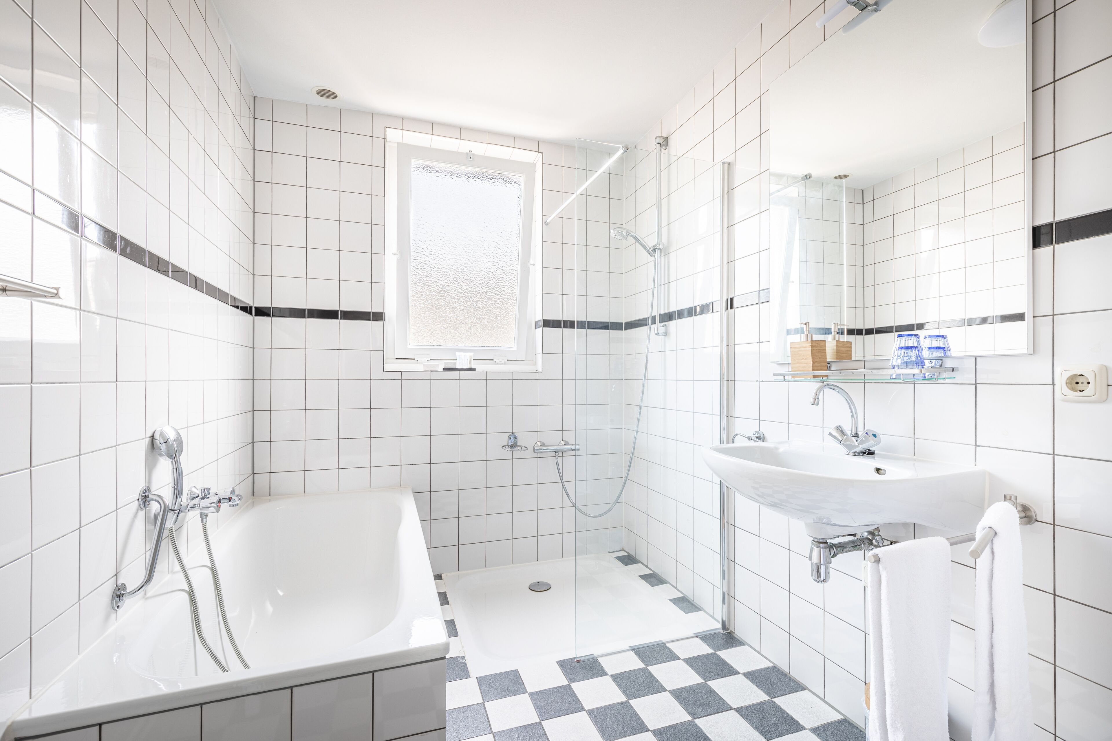 Un baño moderno con bañera, ducha y lavabo.