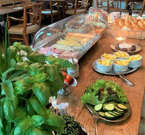 Petit déjeuner buffet servi tous les jours en supplément