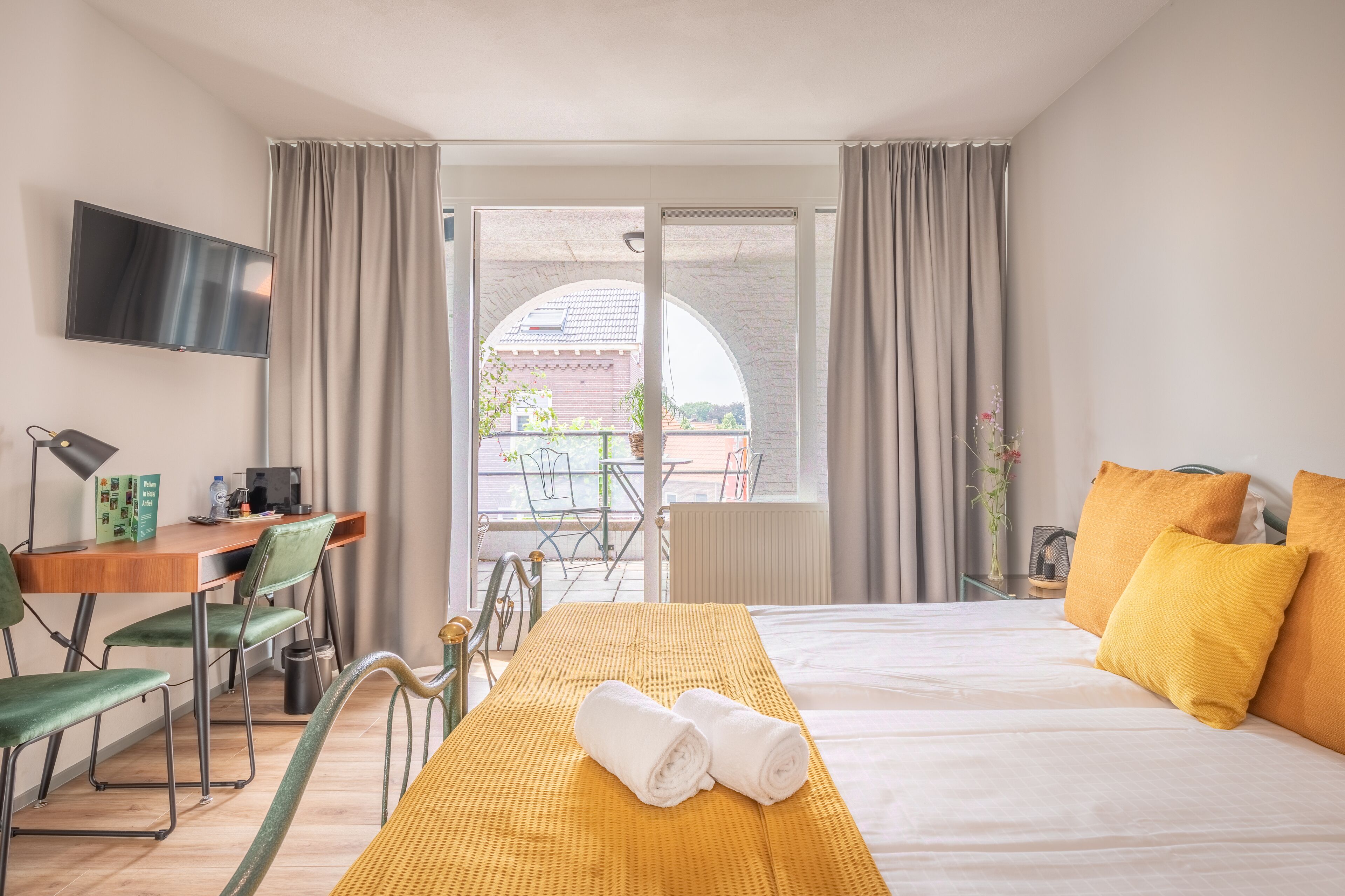 Comfort tweepersoonskamer | Een bureau, een laptopwerkplek, gratis wifi, beddengoed