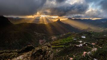 Un paisaje montañoso con un pueblo enclavado en el valle.