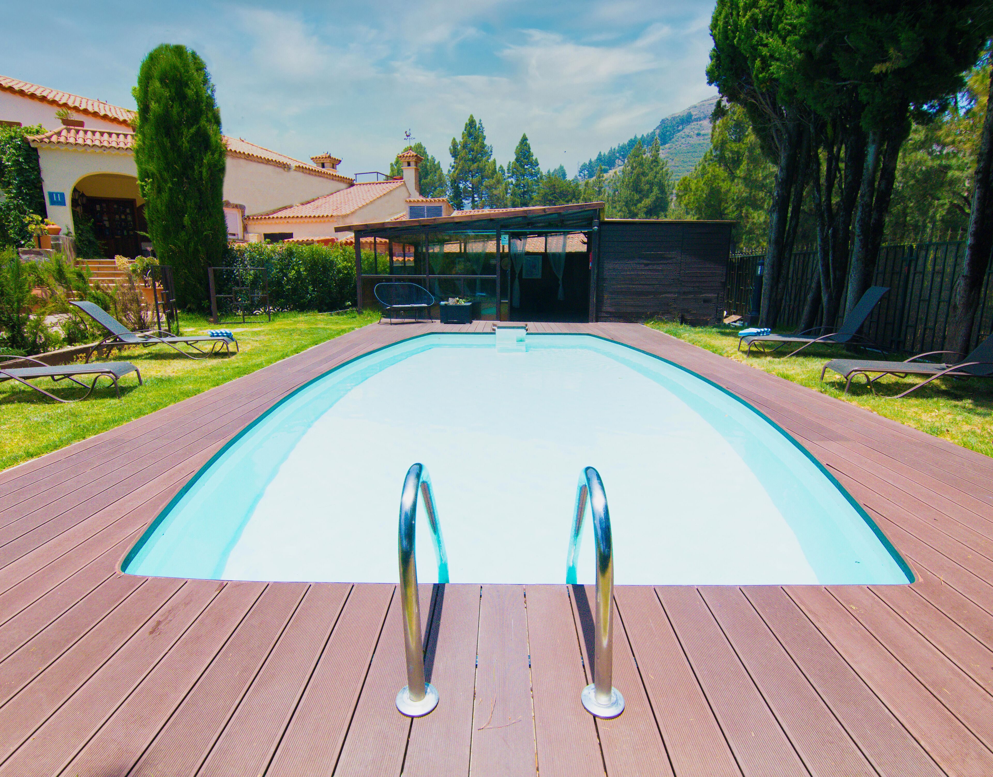 Una piscina al aire libre de temporada